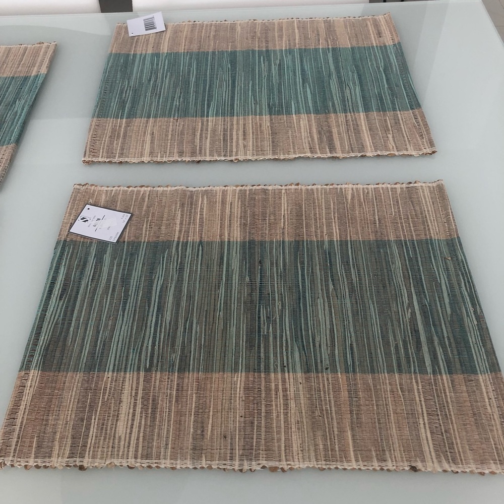 4 Brand new shimmering placemats in beige and turquoise.